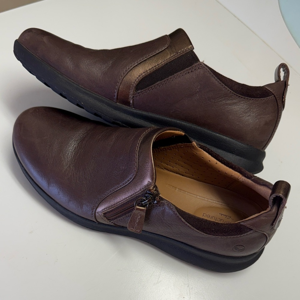 Clarks Unstructured Un Adorn Zip size 9. Dark Brown 37021 metalic accent EUC